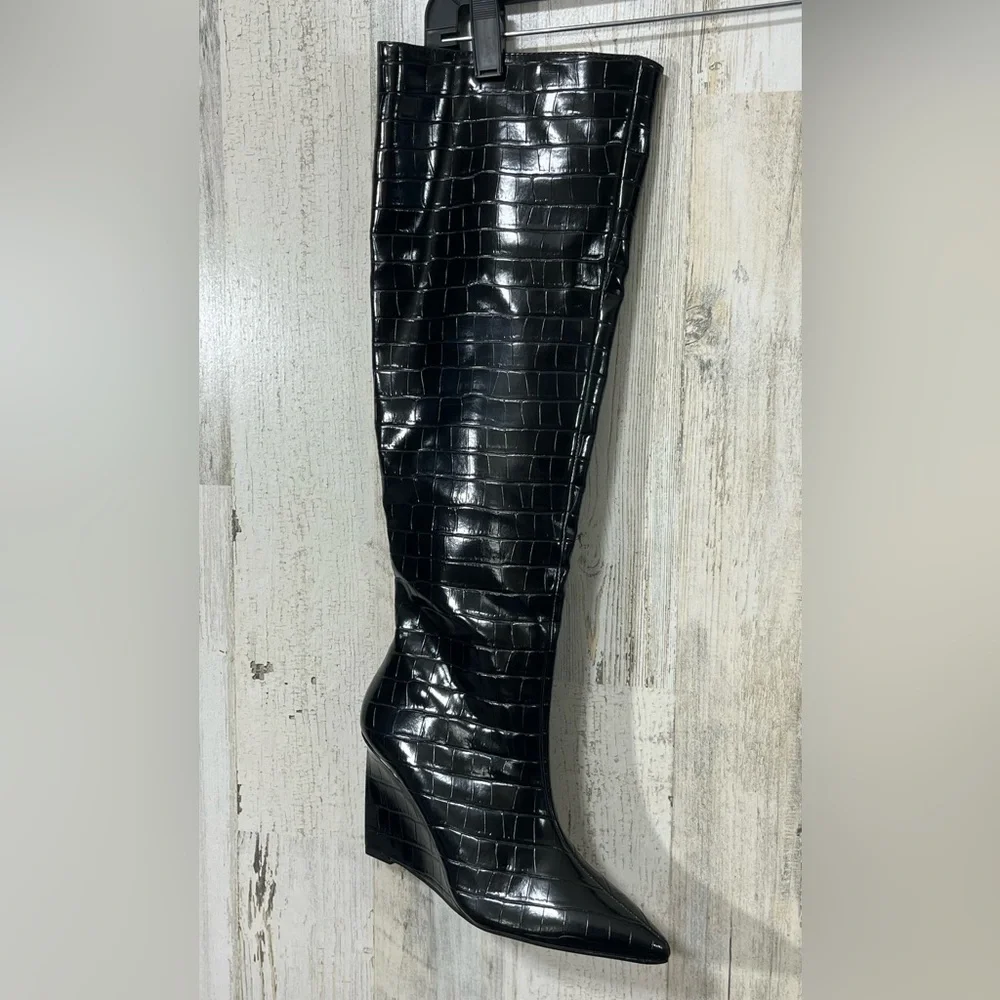 Miss Lola Knee-High Black Boots Faux Animal Skin Texture Zip Up Size 5.5